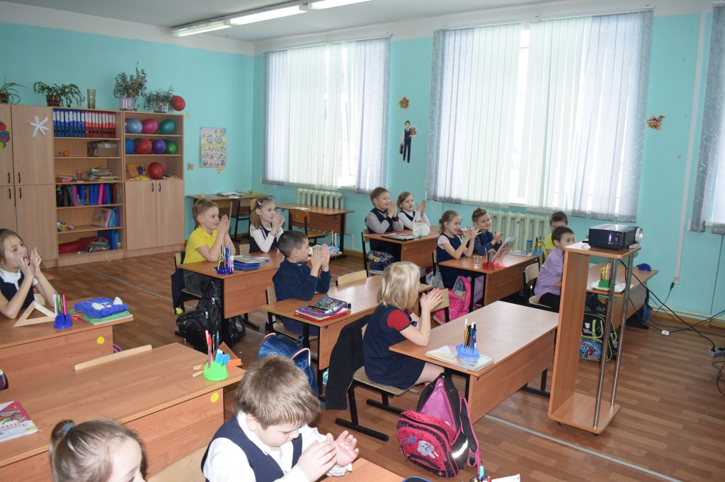 Посвящение в читатели библиотеки 1"А" класс