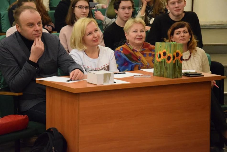 ZHyuri-vnimatelno-slushaet-i-otsenivaet-vyistuplenie-rebyat-950x635.jpg
